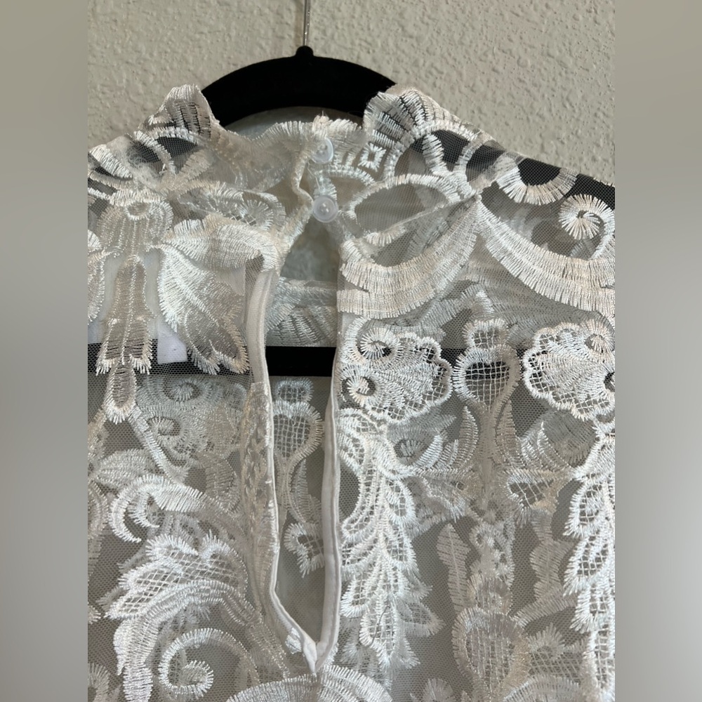 Beautiful detailed lace Retta x Eloquii mock neck white top size medium - Picture 5 of 6